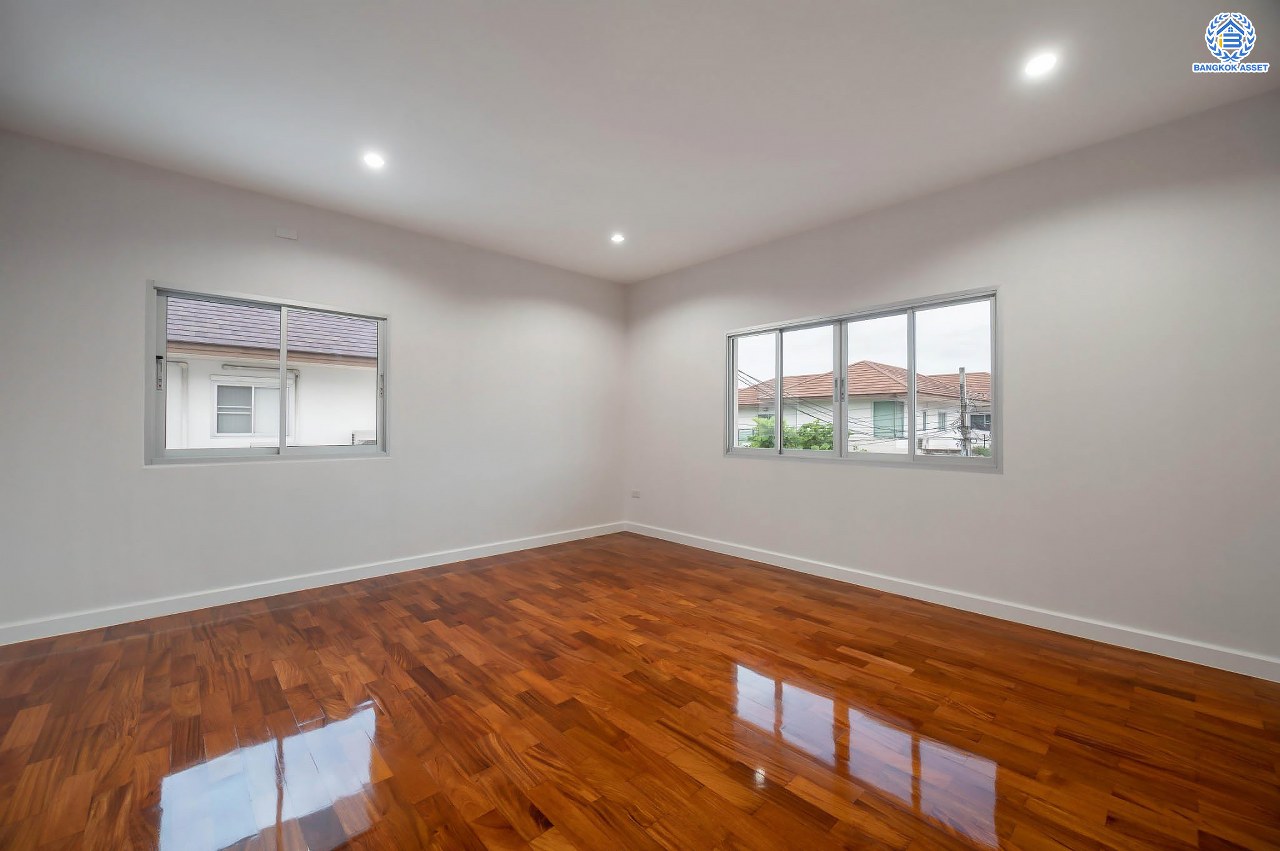 บ้านมือสองตกแต่งใหม่ โครงการ เดอะเวอรีเดียนโฮม กาญจนาภิเษก เนื้อที่กว้าง 86 ตร.ว. ฟังก์ชัน 3 ห้องนอน 3 ห้องน้ำ 1 ห้องอเนกประสงค์ 1 ห้องแม่บ้าน จอดรถได้ 4 จอด บนทำเลดี เชื่อมต่อถนนรัตนาธิเบศร์ ถนนนครอินทร์ ถนนกาญจนาภิเษก ใกล้รถไฟฟ้าสายสีม่วง "สถานีตลาดบางใหญ่" และจุดขึ้นทางด่วน "ศรีรัช"...